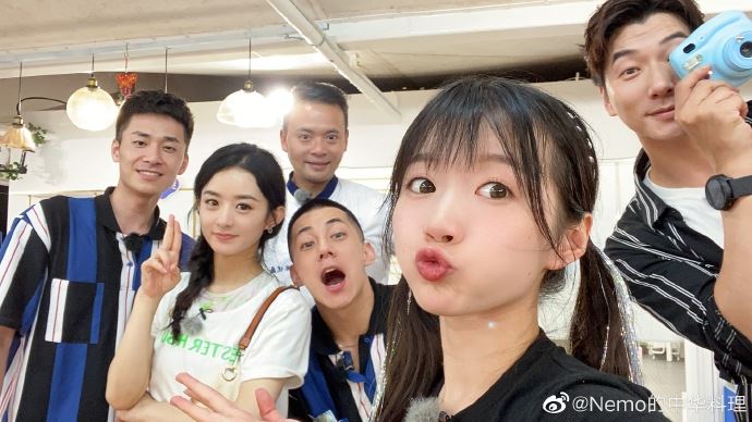 《中餐厅4》杀青照曝光！黄晓明、赵丽颖比yeah画面超温馨！