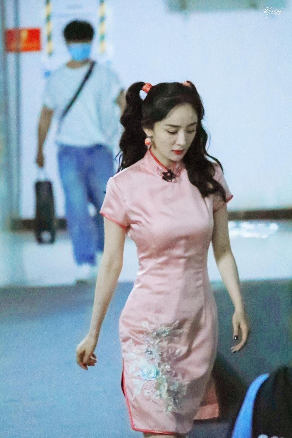 好靓身材啊！杨幂旗袍装曝光！网友：这身材绝了！