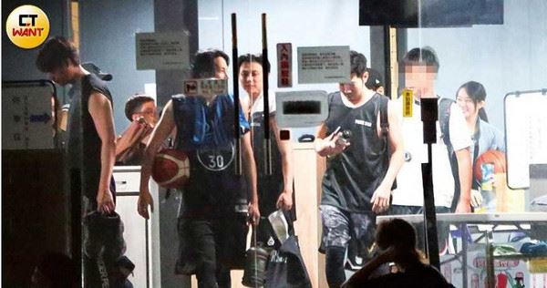 罗志祥久违现身！与王子等人聚会后被护送回家