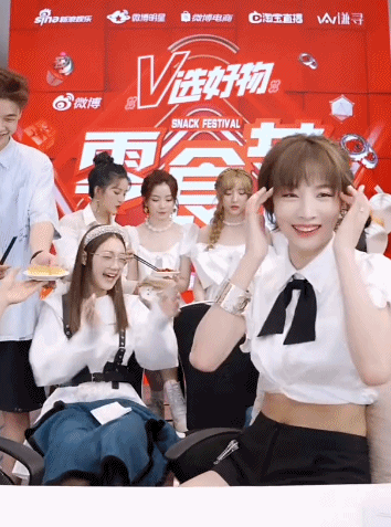 硬糖少女直播大跳成团舞！吃零食反应超可爱！