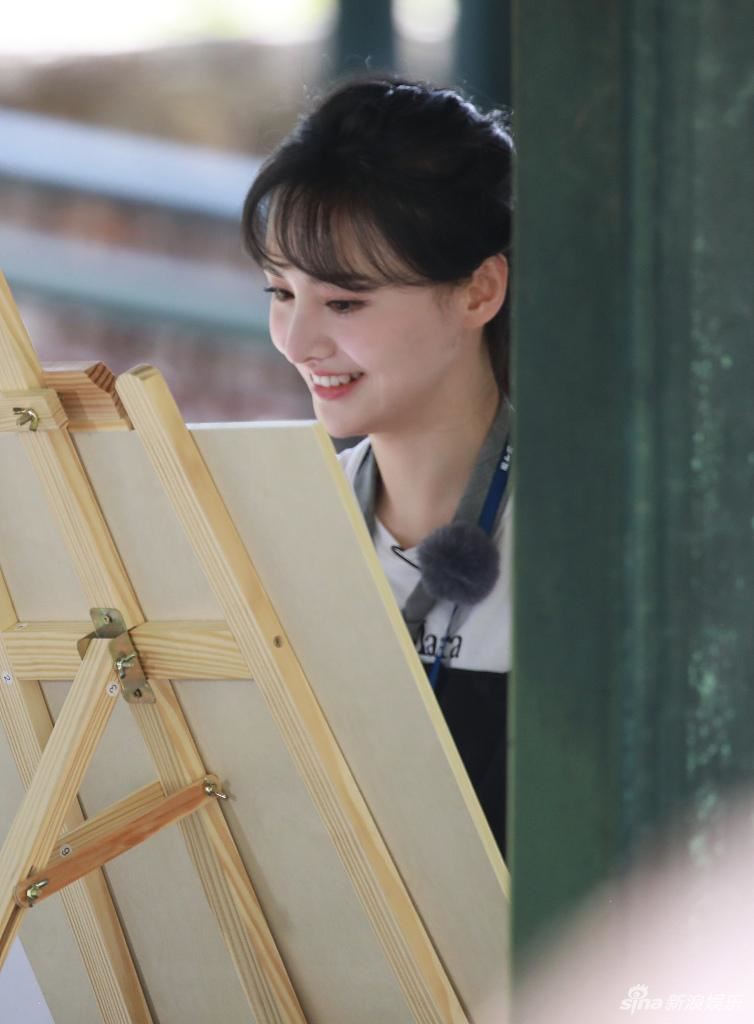 郑爽扎麻花辫变小画家！超清纯可爱又迷人！