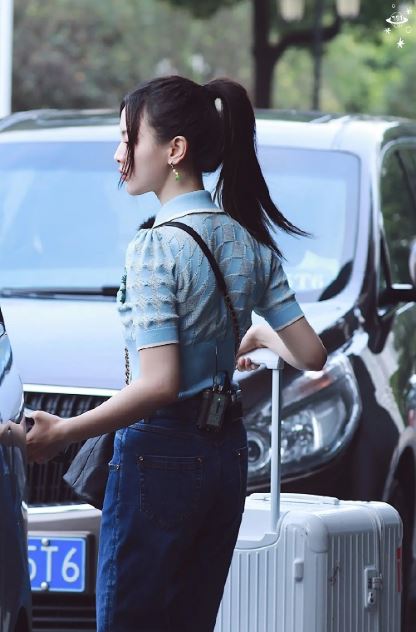 杨超越现身录制《中餐厅4》！大秀小蛮腰超好看！