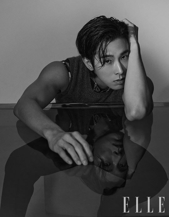 郑允浩时尚杂志大片曝光！湿发滴水超性感！