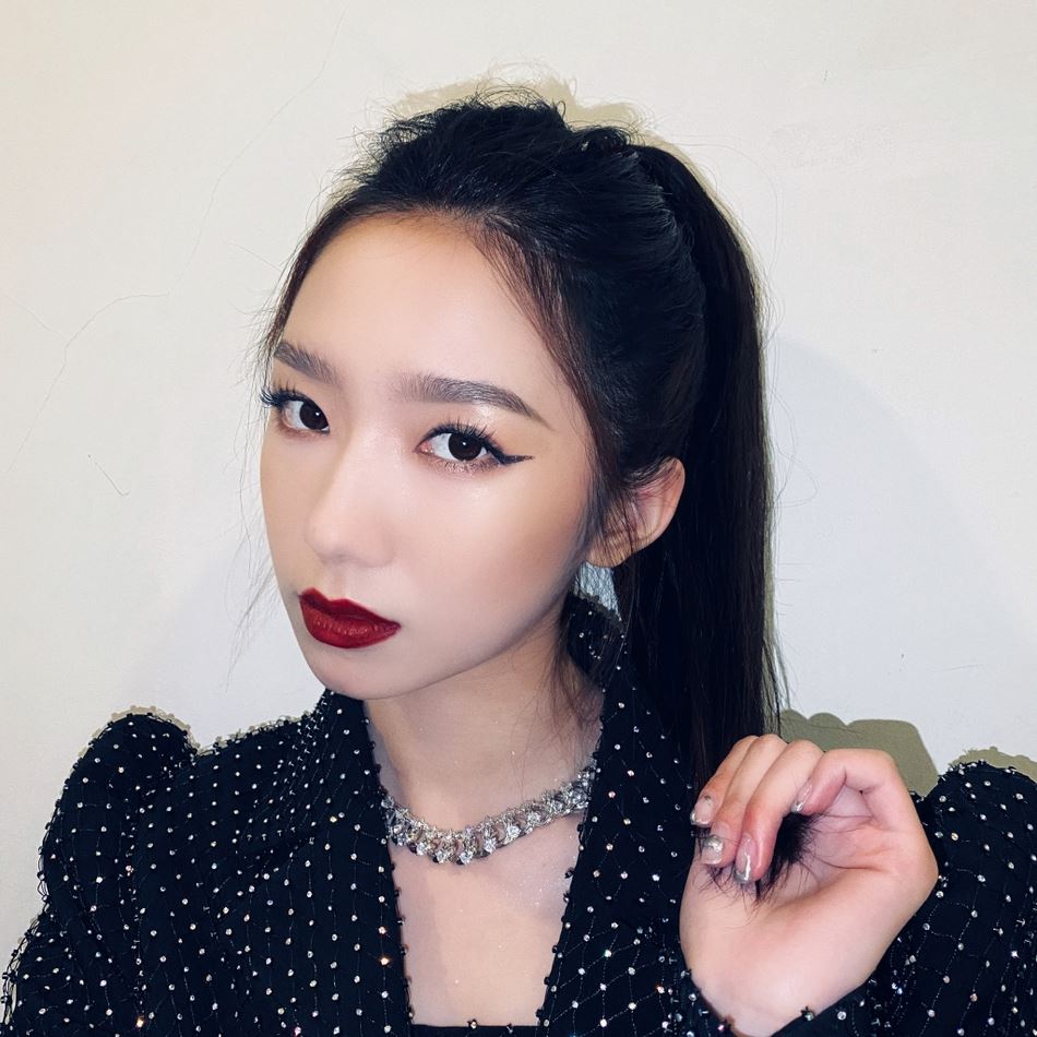 【多图】孟美岐露美肩照曝光！大红唇配亮片西服超帅！