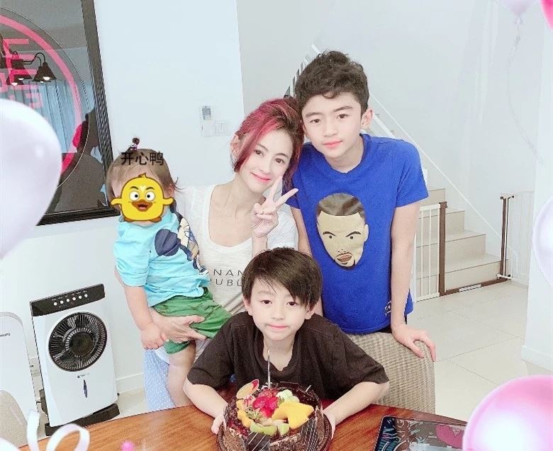 lucas过13岁生日，张柏芝牵儿子手温馨庆生！