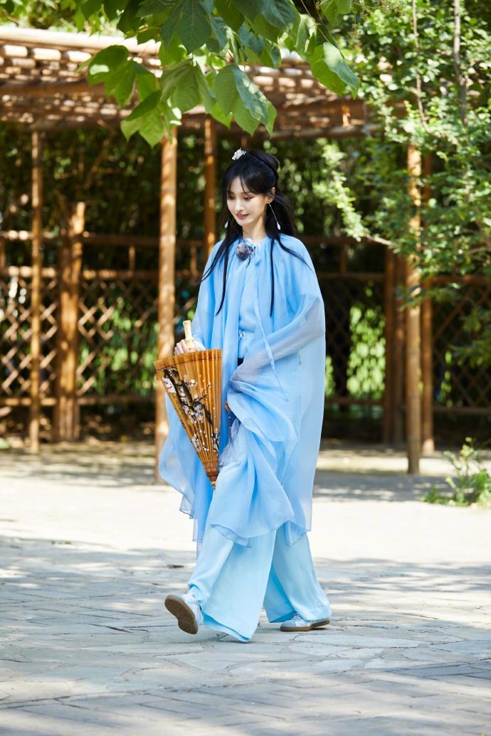 郑爽大晒「仙女」照，身穿蓝色古风长裙又美又仙！