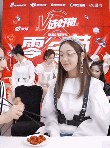 硬糖少女直播大跳成团舞！吃零食反应超可爱！