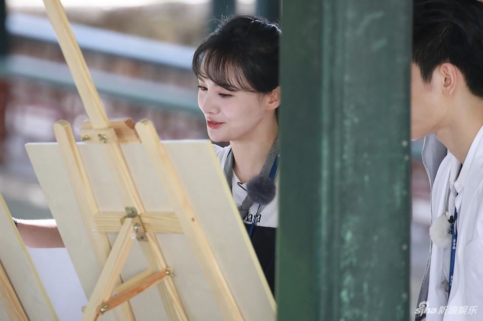 郑爽扎麻花辫变小画家！超清纯可爱又迷人！