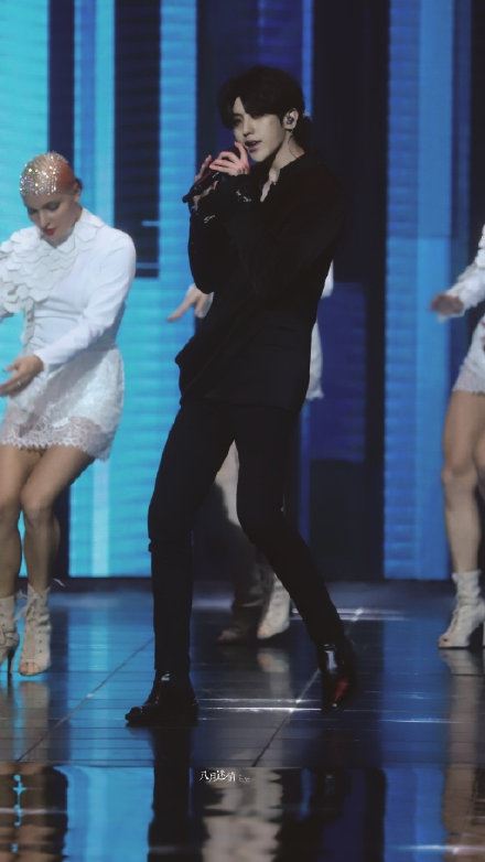 蔡徐坤《情人》首秀舞台，对镜头送飞吻全开麦超稳！