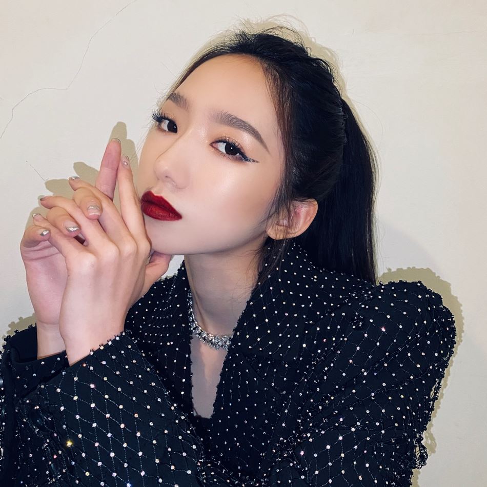 【多图】孟美岐露美肩照曝光！大红唇配亮片西服超帅！