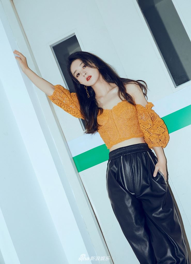 【多图】赵丽颖穿橘色吊带大秀好身材！露小蛮腰尽显线条！ 