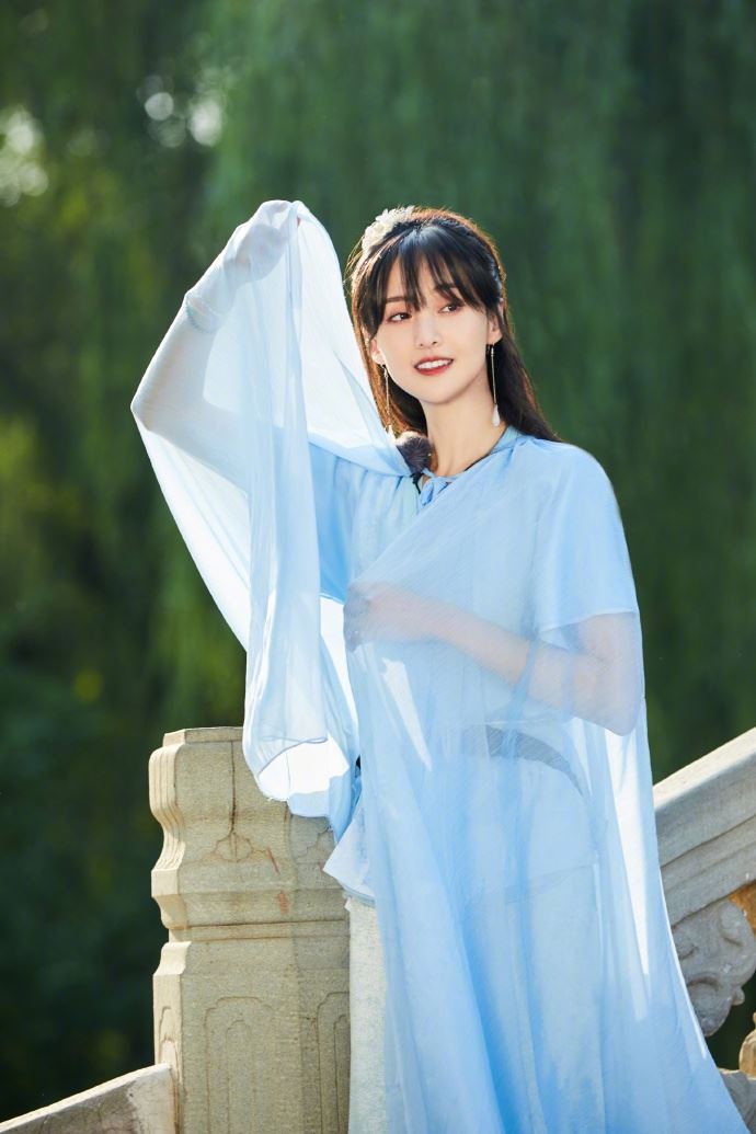 郑爽大晒「仙女」照，身穿蓝色古风长裙又美又仙！