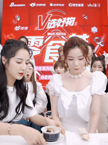 硬糖少女直播大跳成团舞！吃零食反应超可爱！