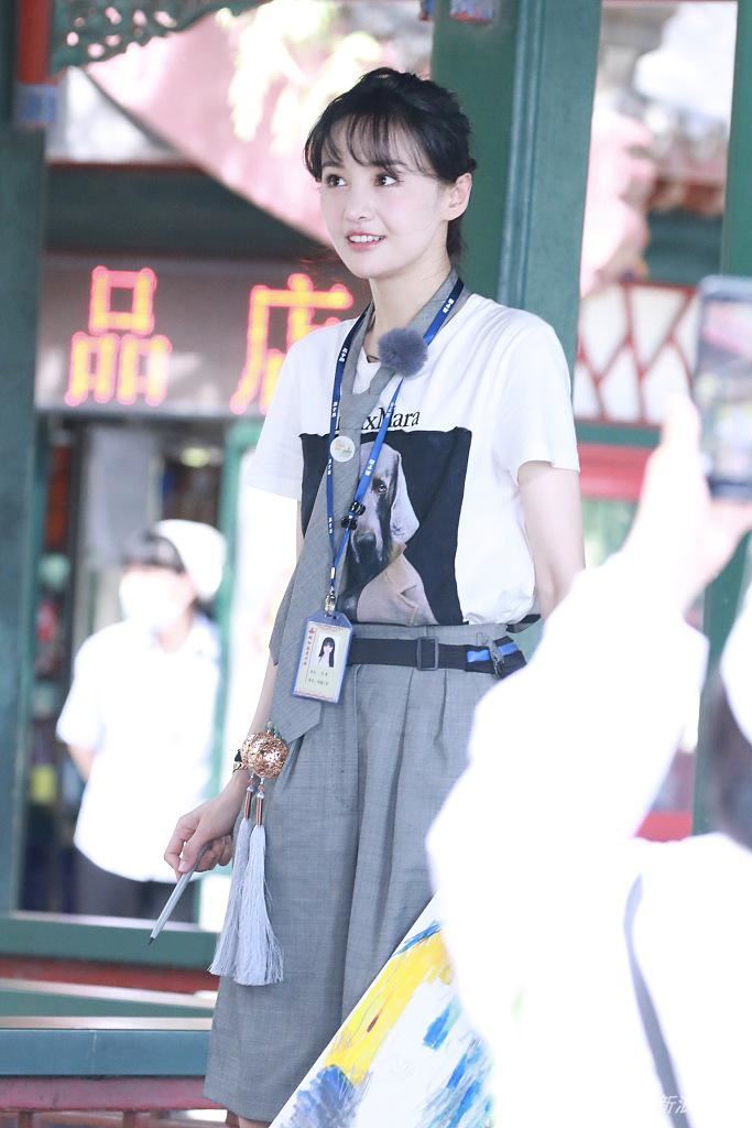 郑爽扎麻花辫变小画家！超清纯可爱又迷人！