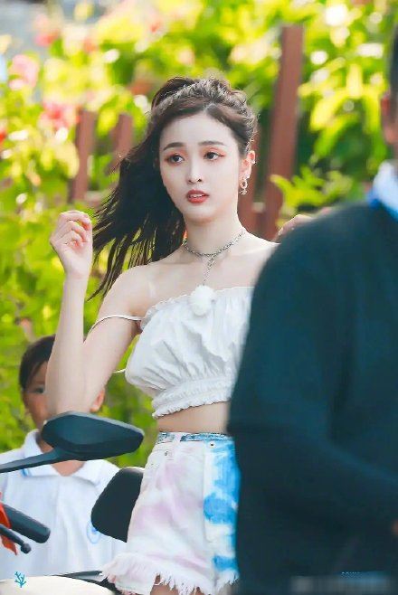 吴宣仪金子涵同框！两位女神现身录制节目《完美的夏天》