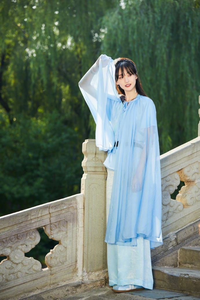 郑爽大晒「仙女」照，身穿蓝色古风长裙又美又仙！