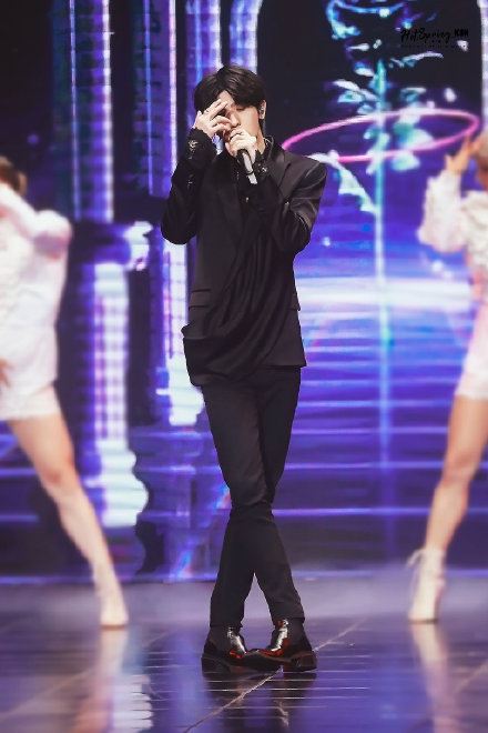 蔡徐坤《情人》首秀舞台，对镜头送飞吻全开麦超稳！