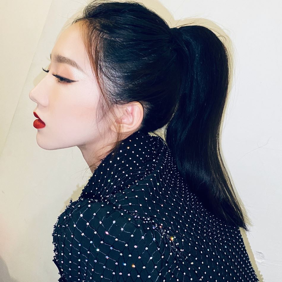 【多图】孟美岐露美肩照曝光！大红唇配亮片西服超帅！