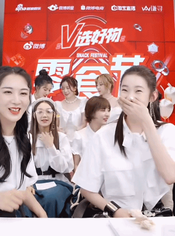 硬糖少女直播大跳成团舞！吃零食反应超可爱！