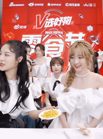硬糖少女直播大跳成团舞！吃零食反应超可爱！