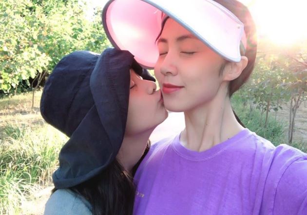 多多大晒妈妈合照庆生：你是我最好的朋友！