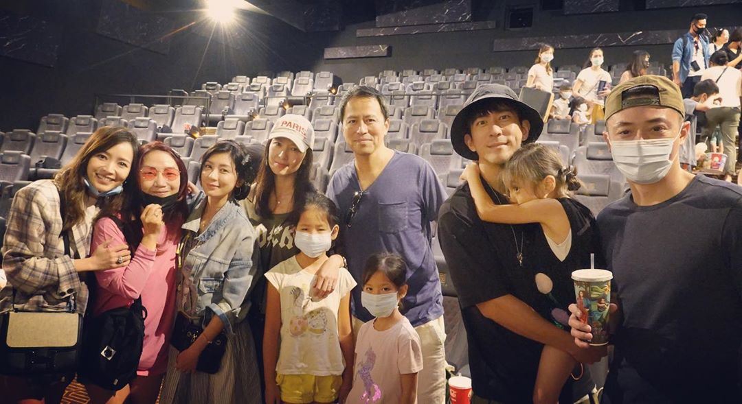 贾静雯包场请侯佩岑霍建华看电影，却没见林心如踪影！