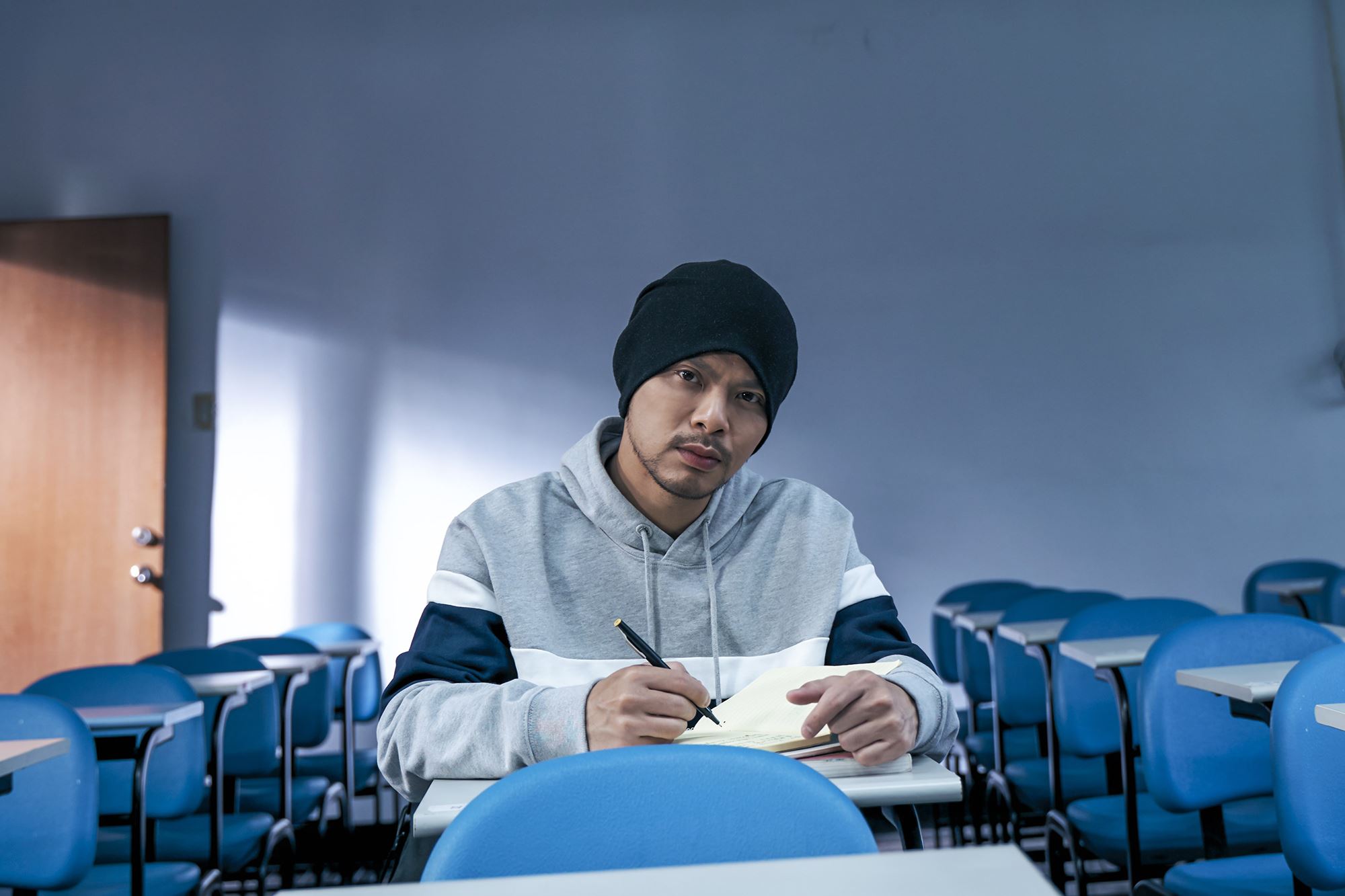 大马鬼才黄明志摇滚魂大爆发最新创作《五百》向偶像致敬