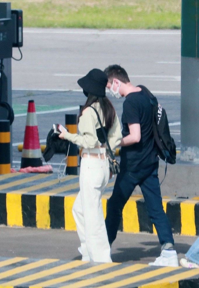 赵丽颖冯绍峰两夫妻久违同框！现身机场一黑一白超养眼！