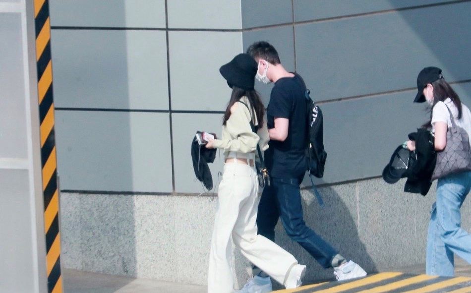 赵丽颖冯绍峰两夫妻久违同框！现身机场一黑一白超养眼！