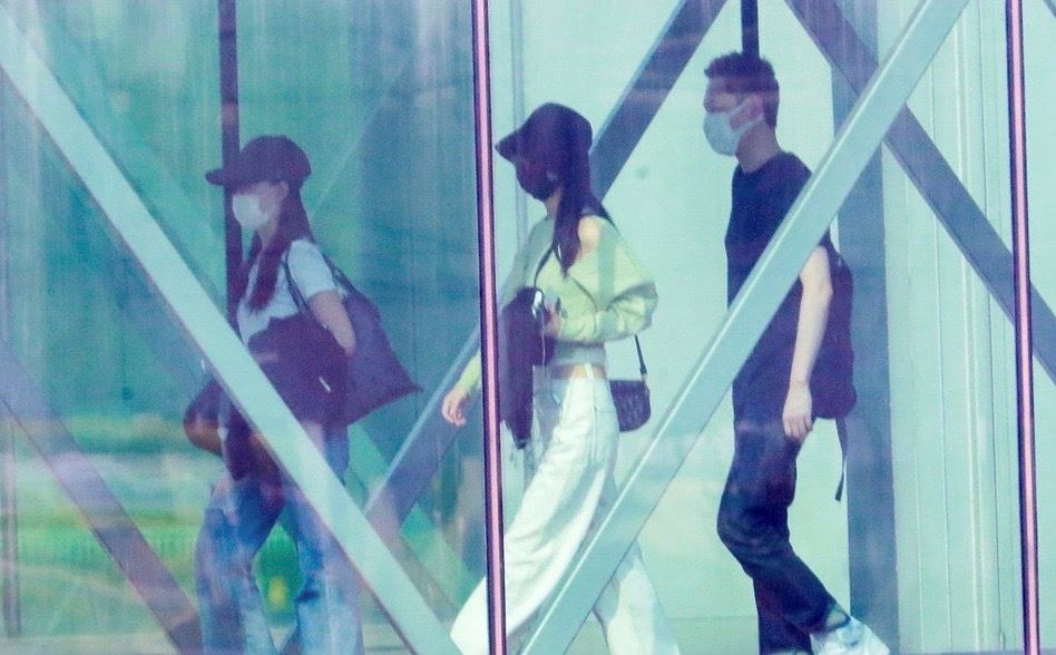 赵丽颖冯绍峰两夫妻久违同框！现身机场一黑一白超养眼！