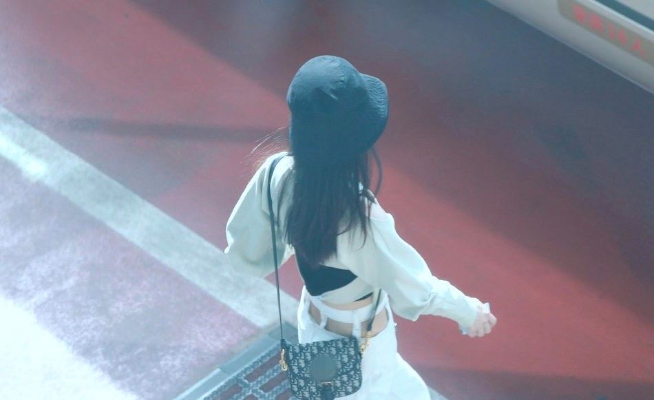 赵丽颖冯绍峰两夫妻久违同框！现身机场一黑一白超养眼！