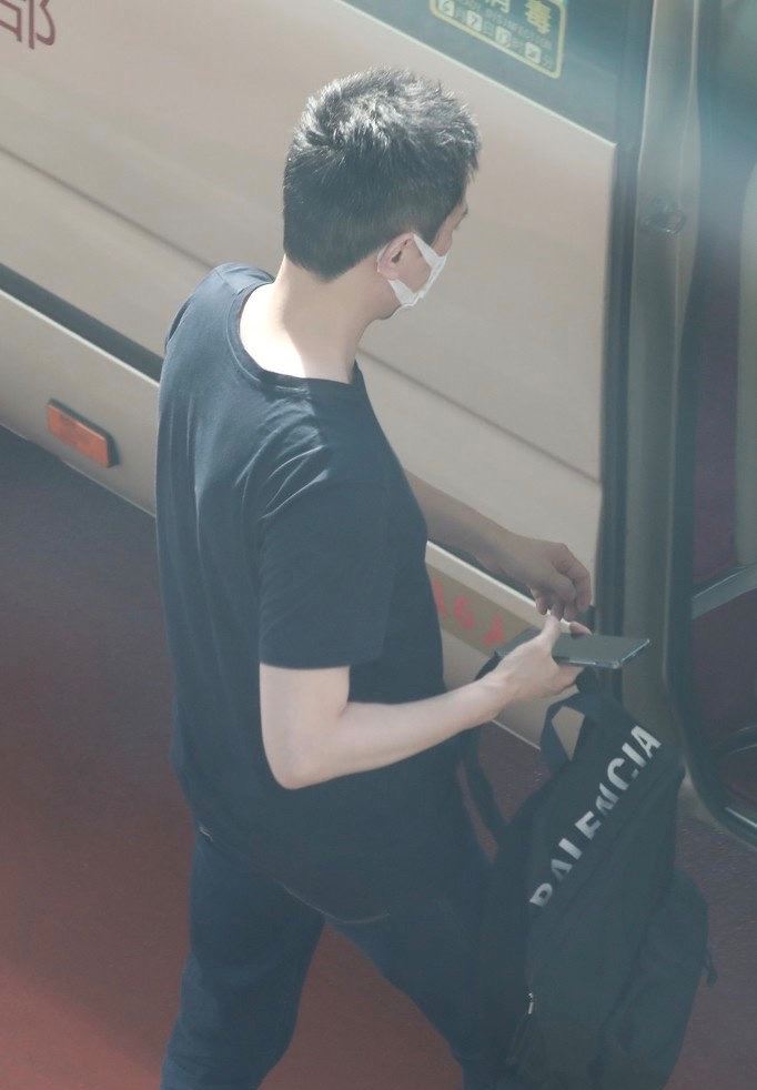 赵丽颖冯绍峰两夫妻久违同框！现身机场一黑一白超养眼！