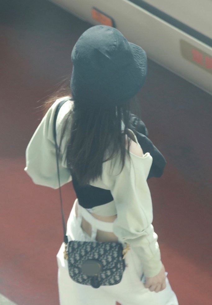 赵丽颖冯绍峰两夫妻久违同框！现身机场一黑一白超养眼！