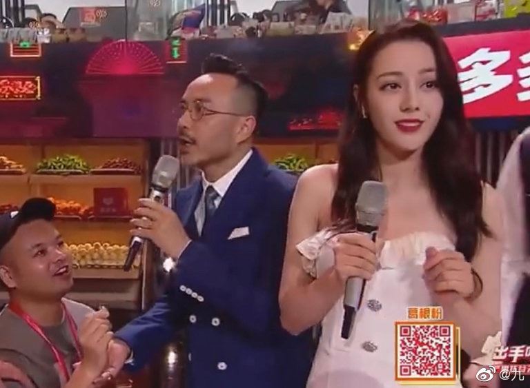 迪丽热巴直播现场被男粉丝求婚？！主持人汪涵反应快控制场面