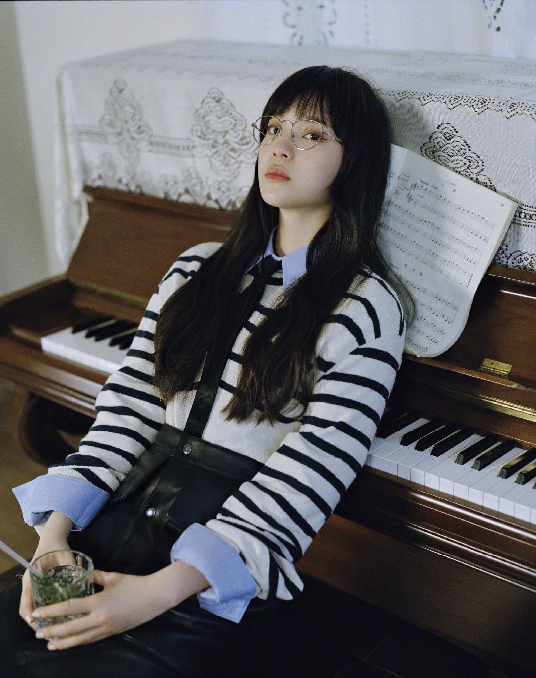 【多图】欧阳娜娜复古风照曝光！尽显少女青春的气息