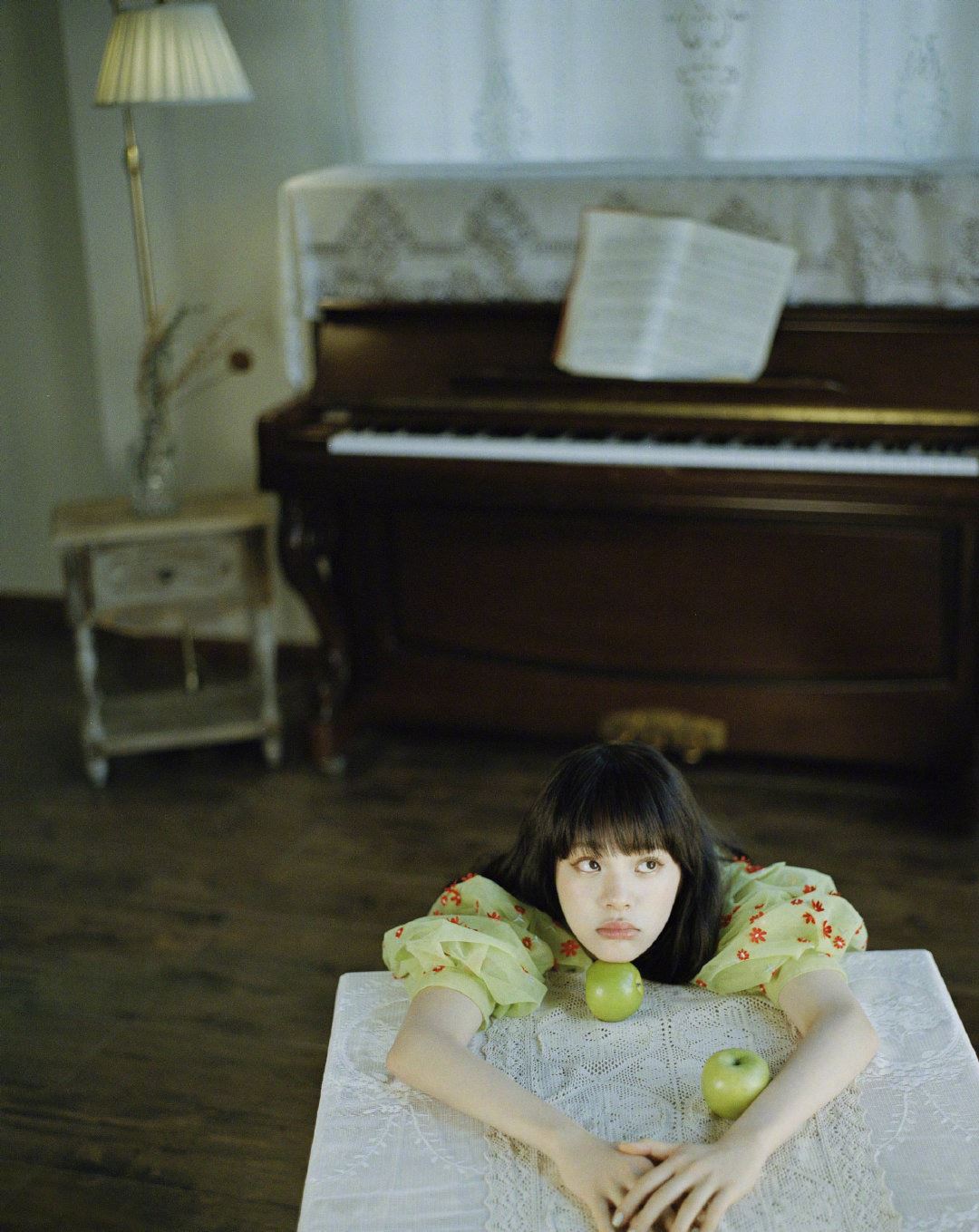 【多图】欧阳娜娜复古风照曝光！尽显少女青春的气息