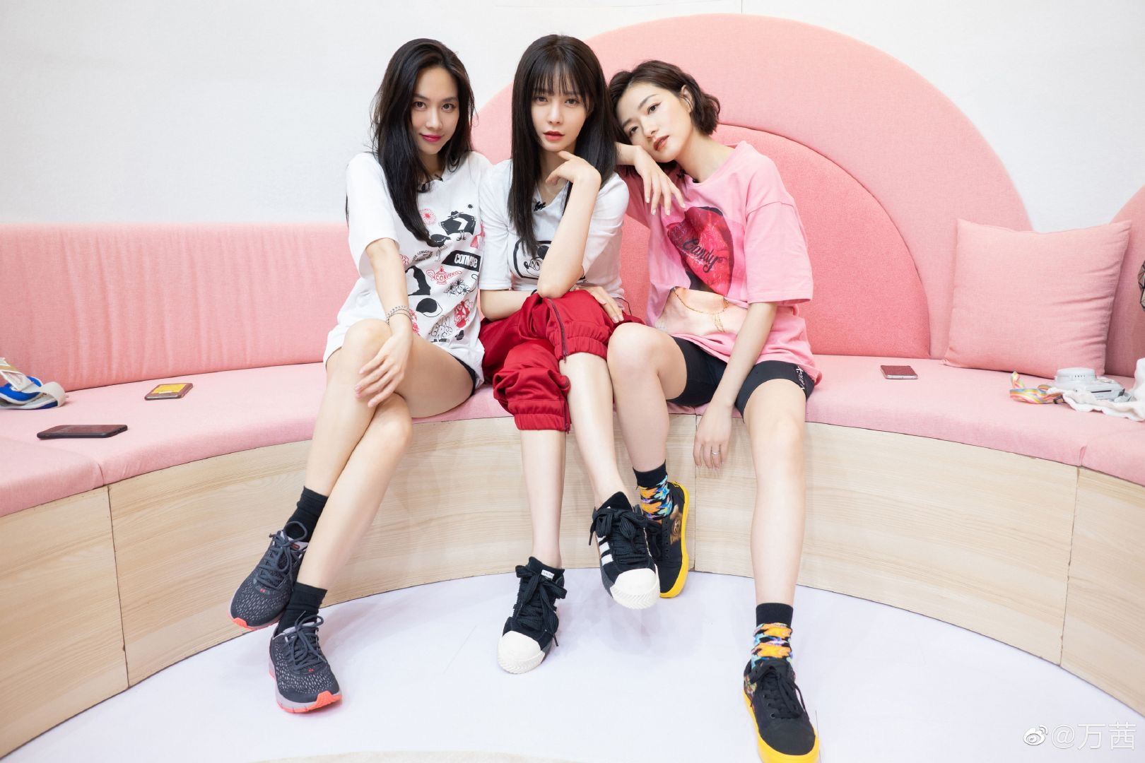 万茜沈梦辰王霏霏合作舞台《manta》！她直言：「三人行必有舞蹈老师」