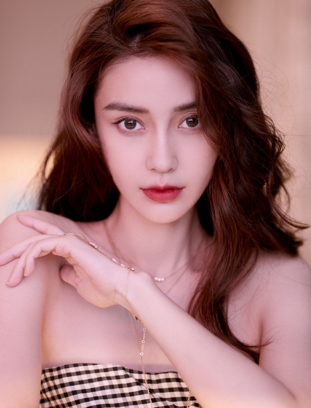 【多图】angelababy美爆！穿抹胸裙大秀性感锁骨！