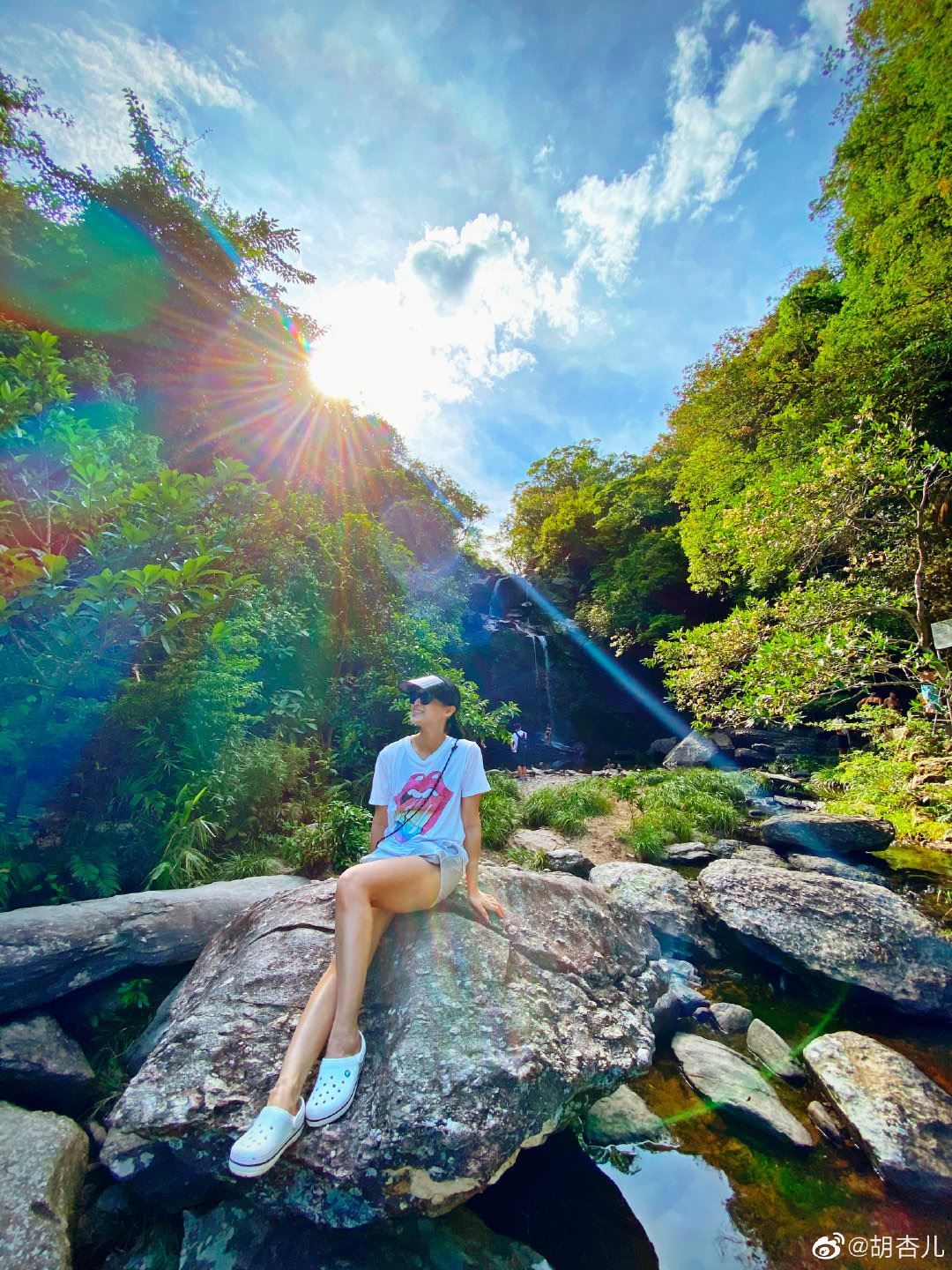 胡杏儿晒一家三口出游照，与瀑布合影儿子红透脸蛋