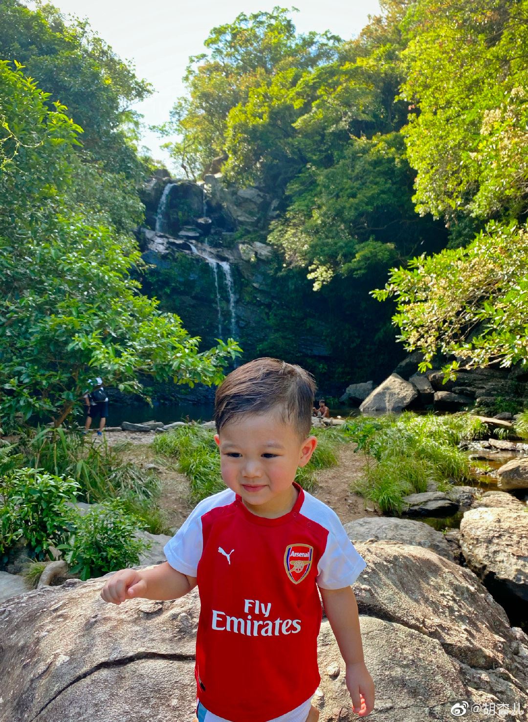 胡杏儿晒一家三口出游照，与瀑布合影儿子红透脸蛋