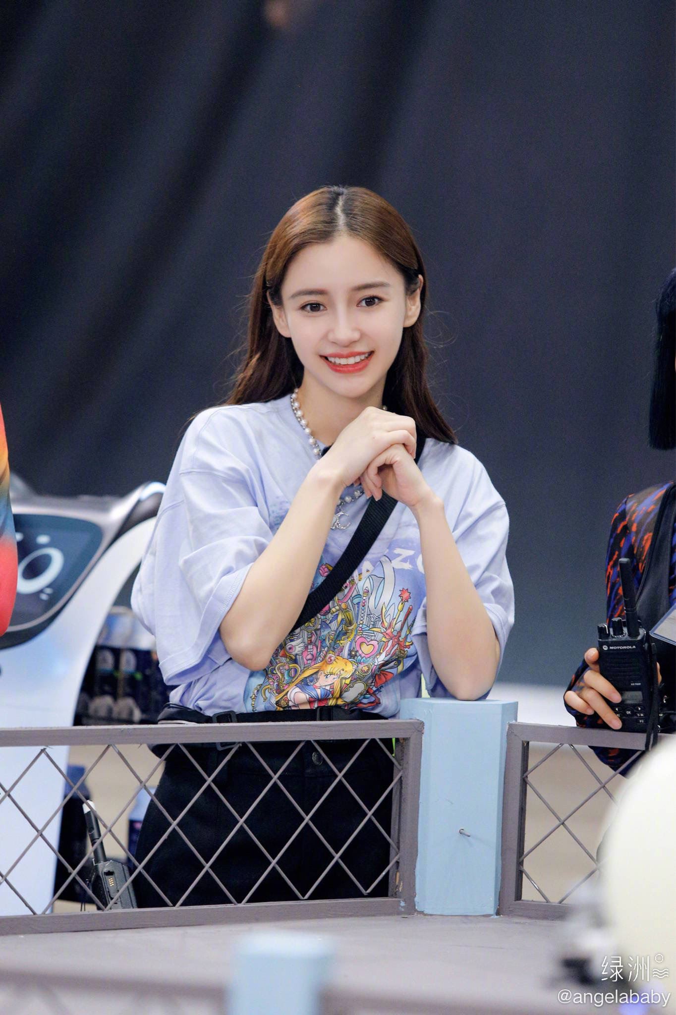 连续吃1个月消夜，angelababy大晒「惊人双下巴」！