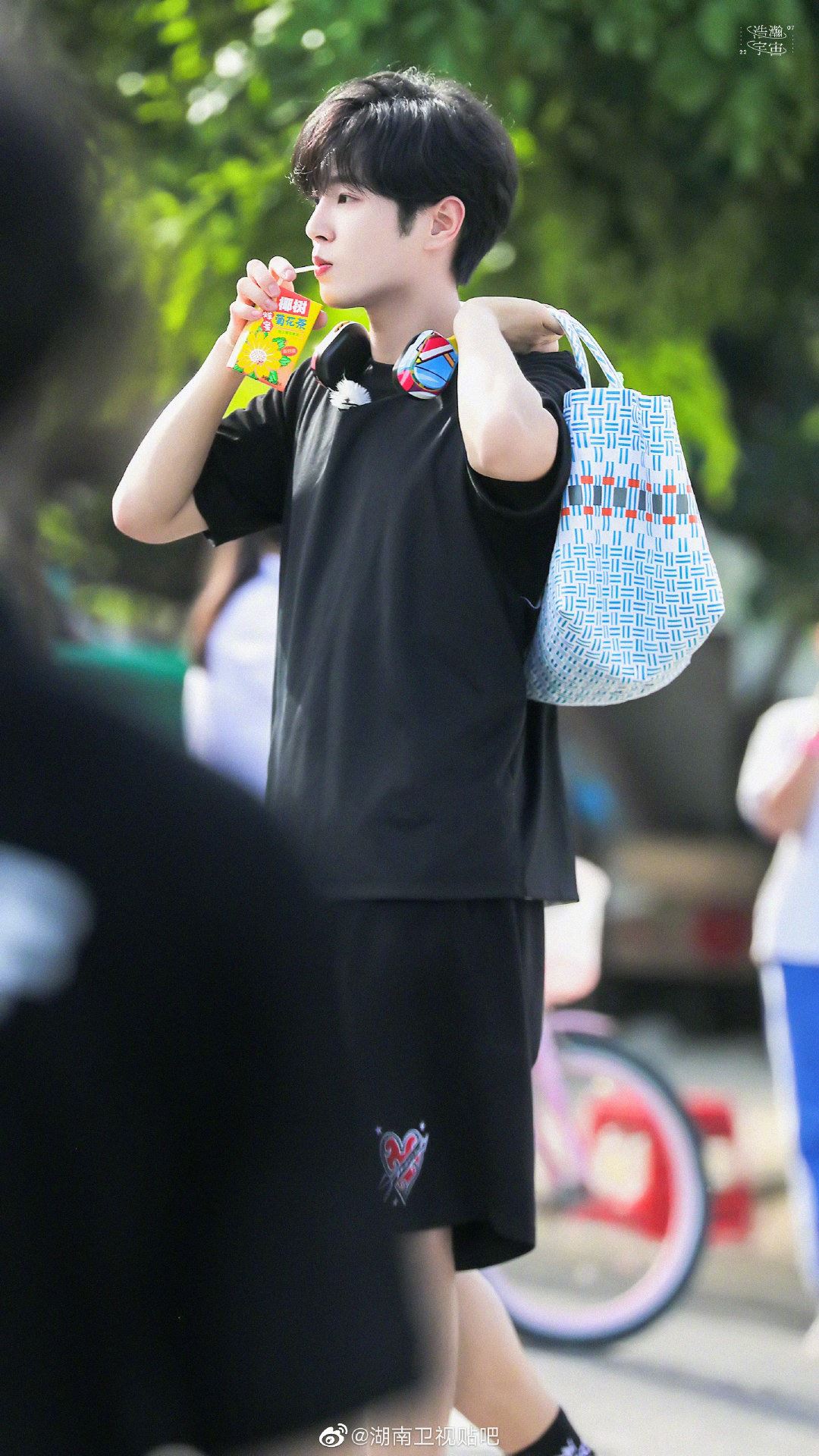 吴宣仪金子涵同框！两位女神现身录制节目《完美的夏天》