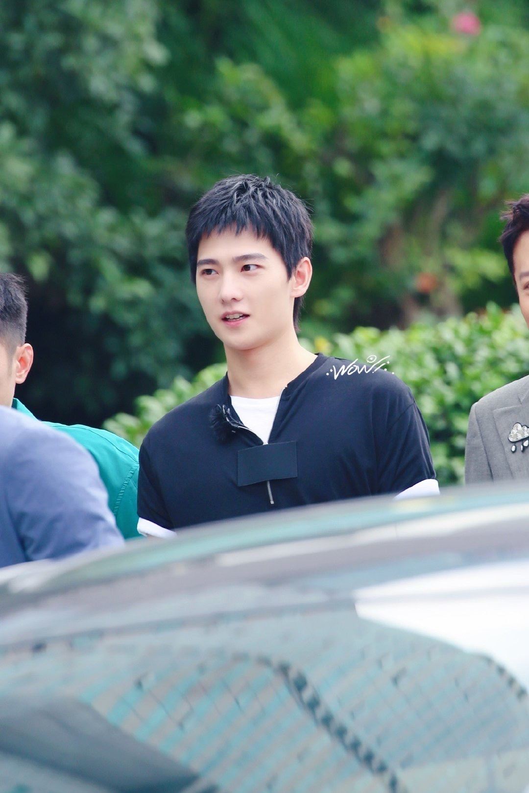 杨洋现身录制新综艺《元气满满的哥哥》，一身黑造型超帅！