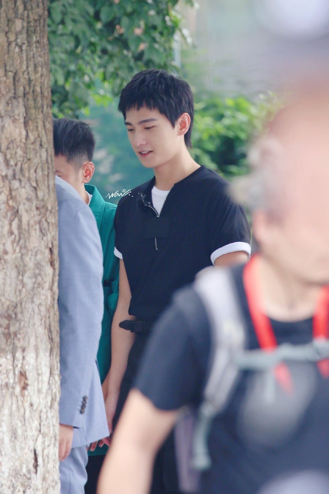 杨洋现身录制新综艺《元气满满的哥哥》，一身黑造型超帅！