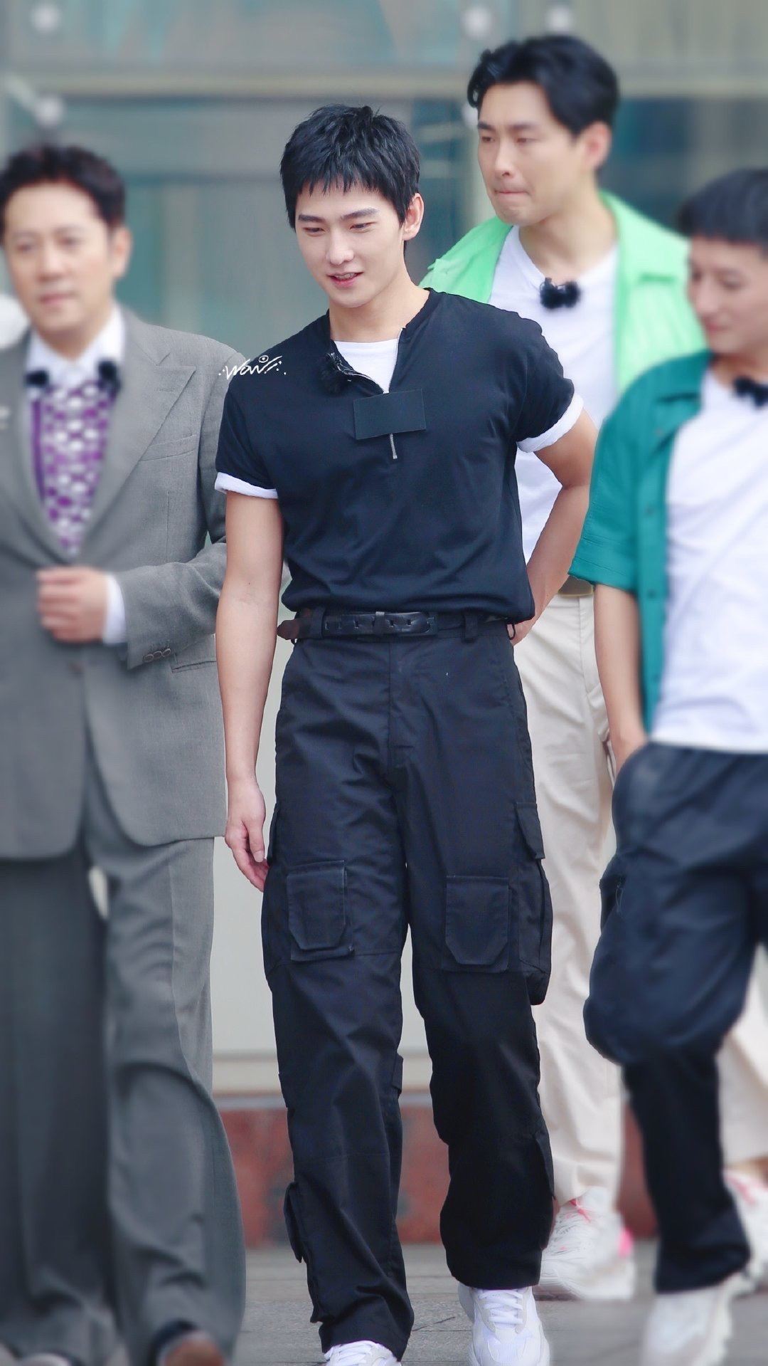 杨洋现身录制新综艺《元气满满的哥哥》，一身黑造型超帅！