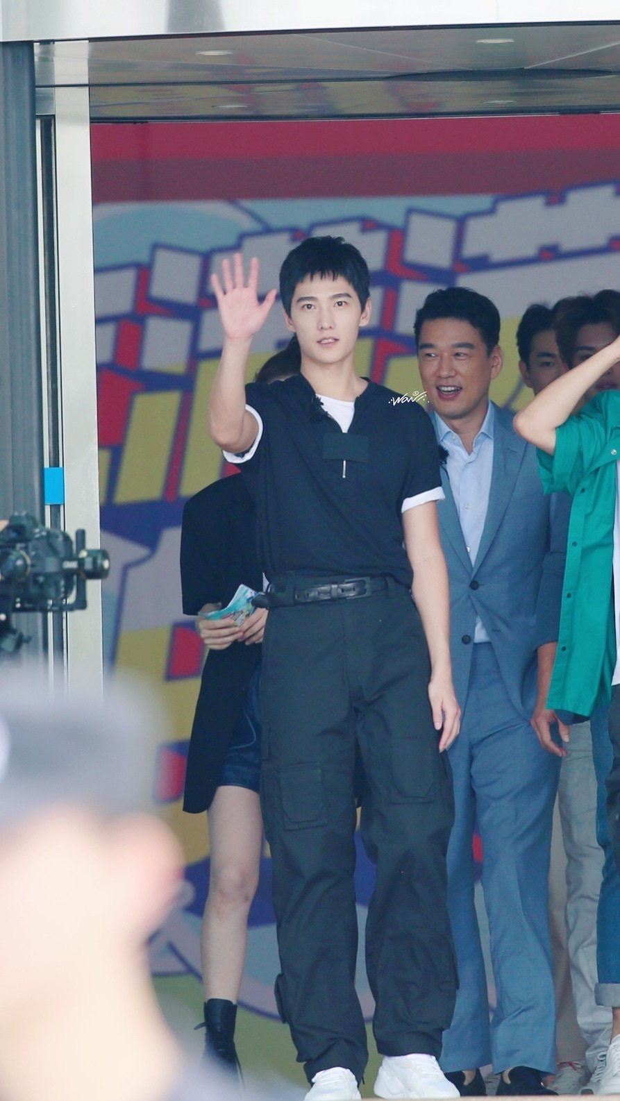 杨洋现身录制新综艺《元气满满的哥哥》，一身黑造型超帅！