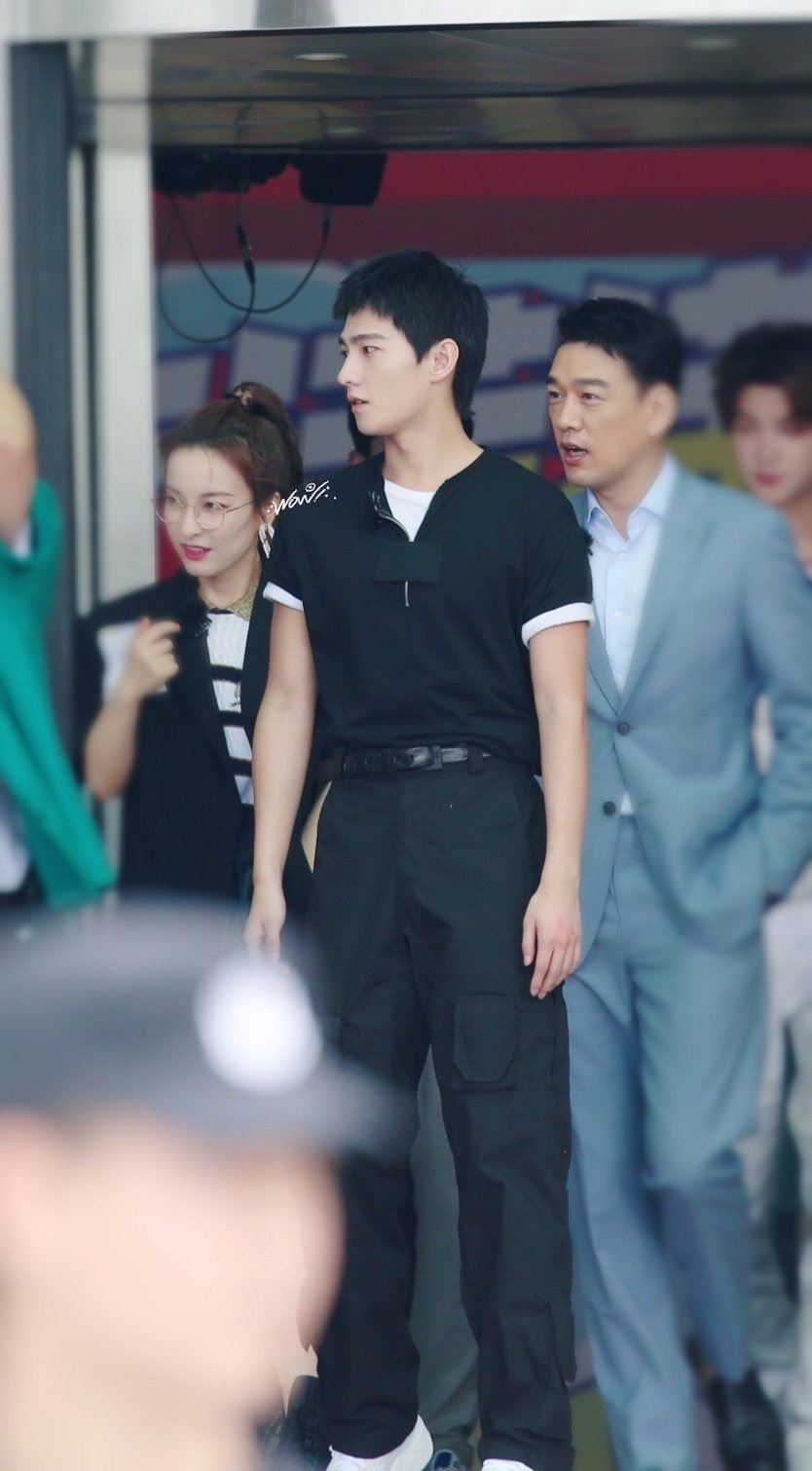 杨洋现身录制新综艺《元气满满的哥哥》，一身黑造型超帅！