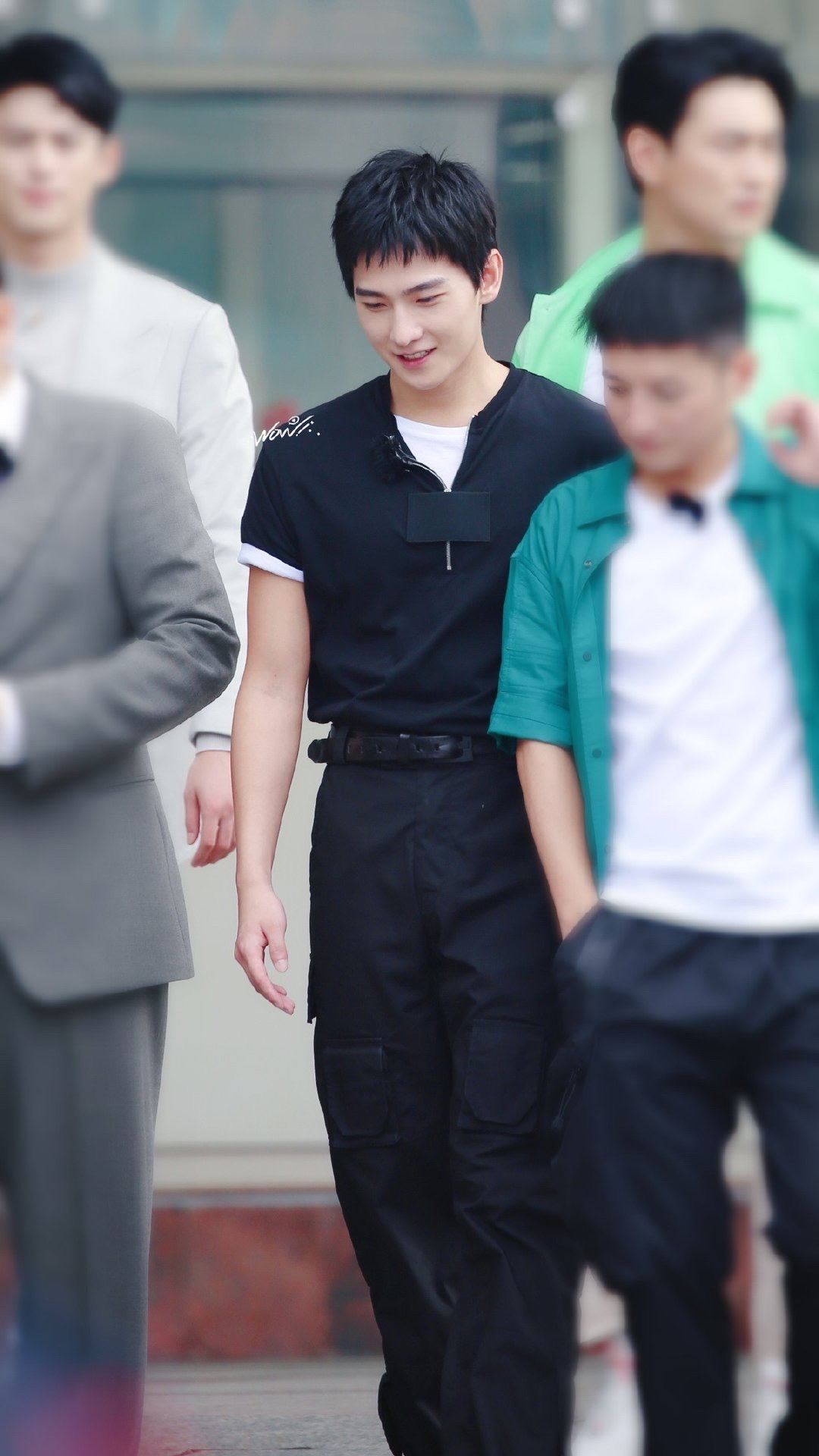 杨洋现身录制新综艺《元气满满的哥哥》，一身黑造型超帅！