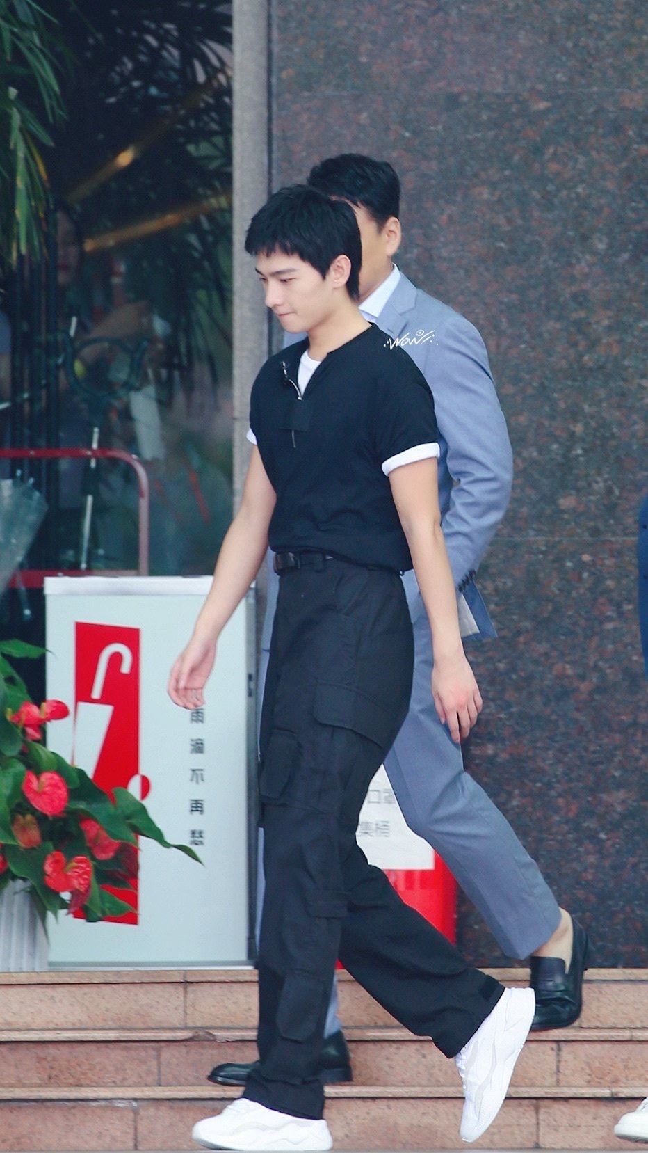 杨洋现身录制新综艺《元气满满的哥哥》，一身黑造型超帅！