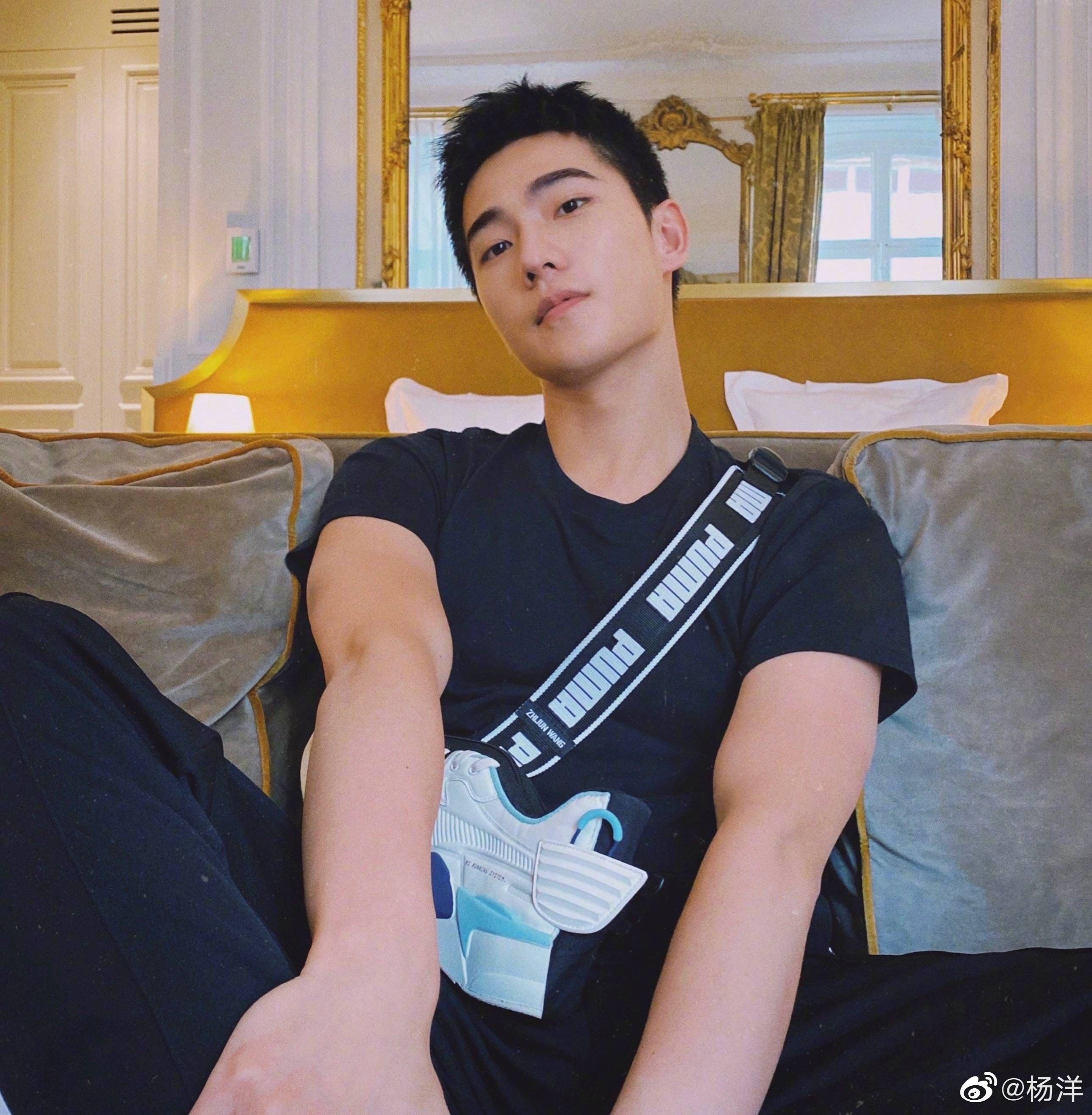 杨洋现身录制新综艺《元气满满的哥哥》，一身黑造型超帅！